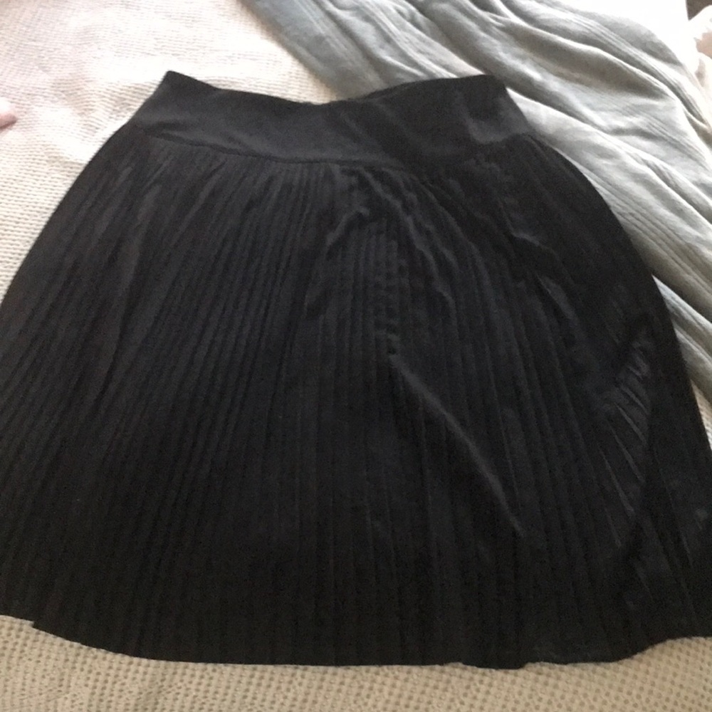 NWOT Black pleated midi skirt